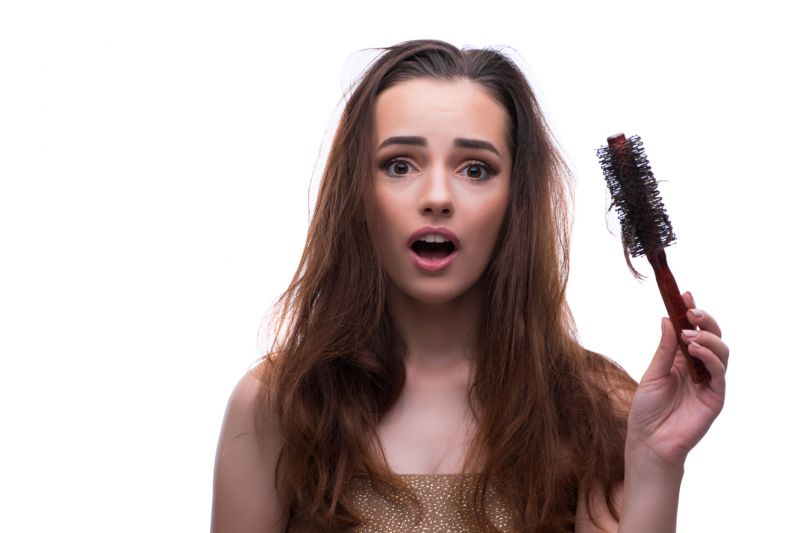 Vypadávání vlasů u žen: Příčiny, řešení a prevence