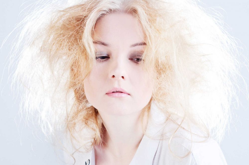Proč vlasy v zimě elektrizují a jak je účinně usměrnit?